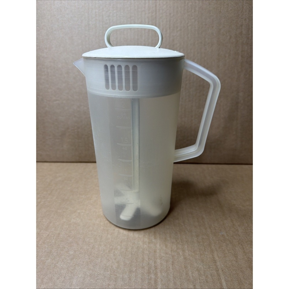 VTG. RUBBERMAID SERVIN SAVER - 2 QT PITCHER W/ MIXING PLUNGER LID # 306D